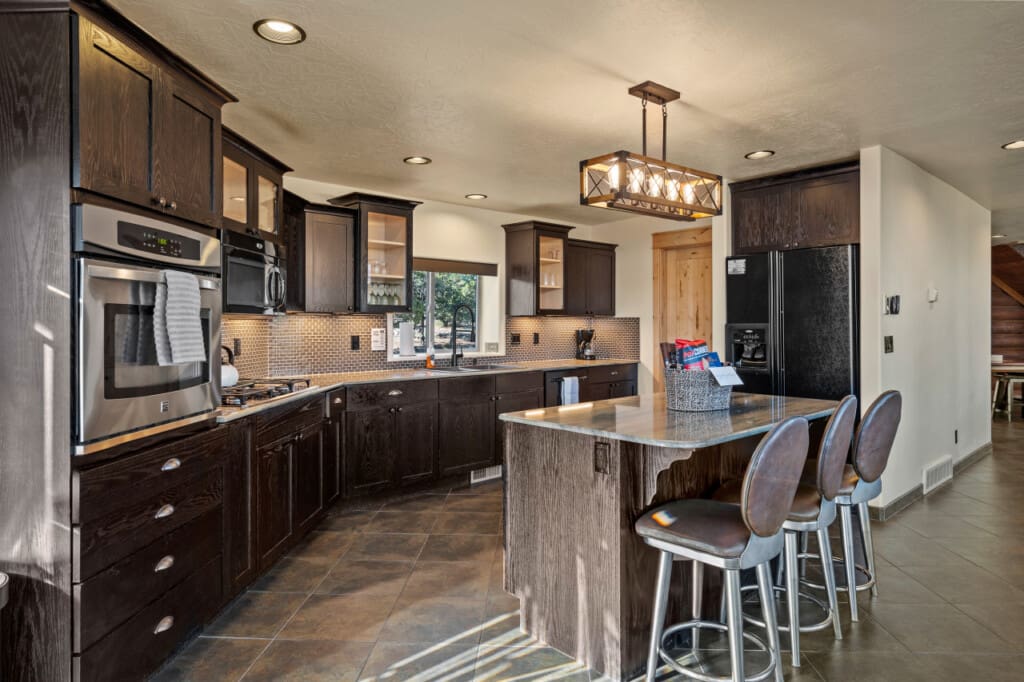 Kitchen with breakfast bar