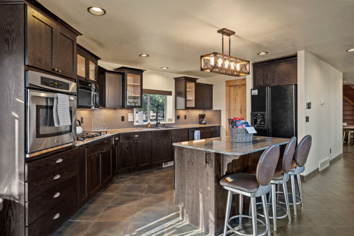 Kitchen with breakfast bar